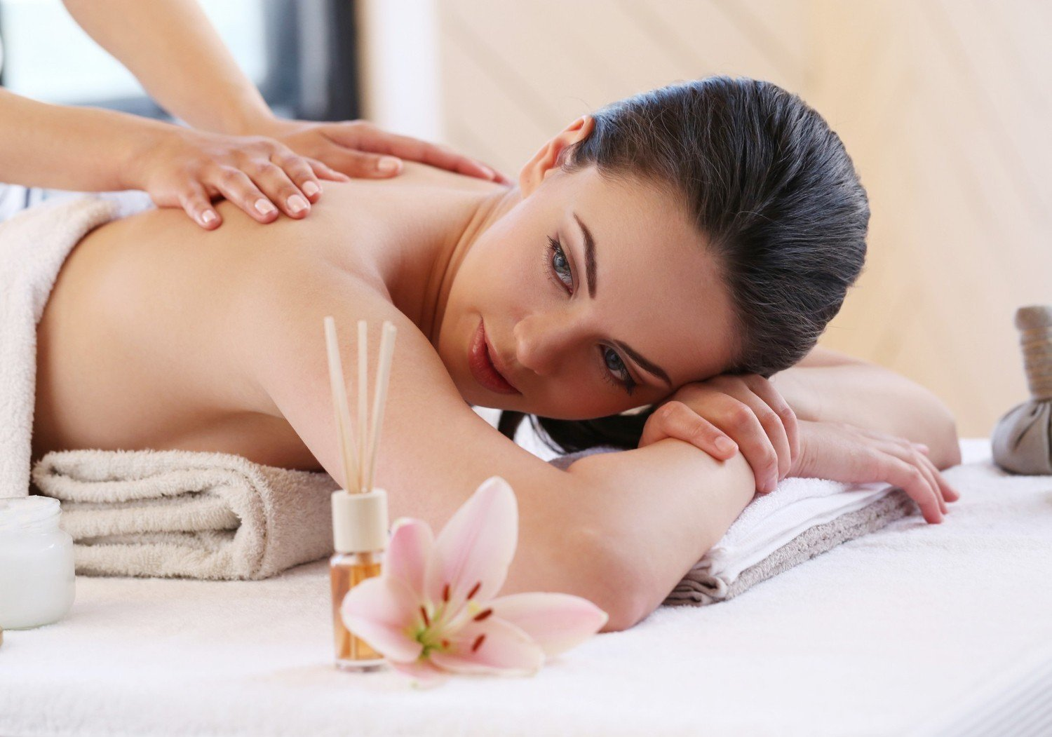 rug-massage-vrouw-relax-spa-salon